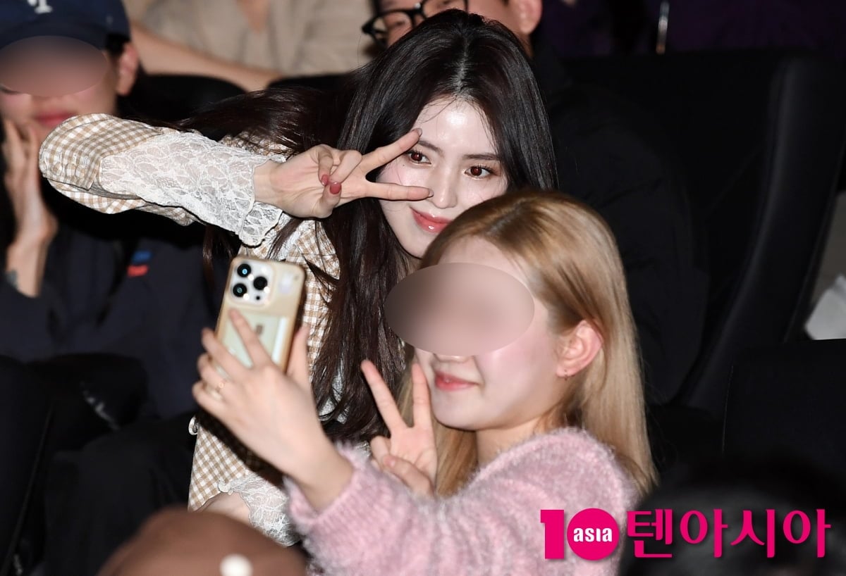 한소희, 극장에서 혼자 셀카중...관객이랑 같이 찍어주셔요[TEN포토+]