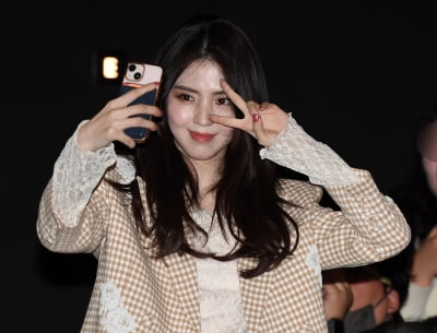 한소희, 극장에서 혼자 셀카중...관객이랑 같이 찍어주셔요[TEN포토+]