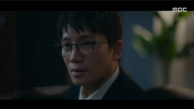 [종합] 칼에 찔린 위기 모면 후 지성, 일 저질렀다…박희순 '심복 침투' 본격 사냥 시작 ('이한영')