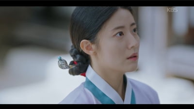 Heartfelt Proposal: Moon Sang-min's Emotional Confession to Nam Ji-hyun in 'Beloved Bandit'