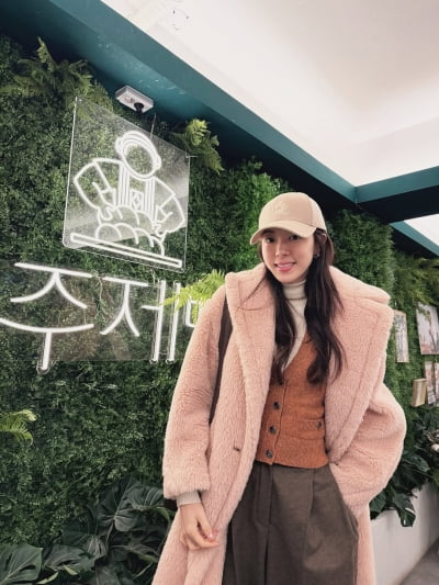 박한별, '지옥 같은 6년' 보냈다더니 얼굴 활짝 폈네…핑크 코트 입고 뽐낸 '역대급 미모'