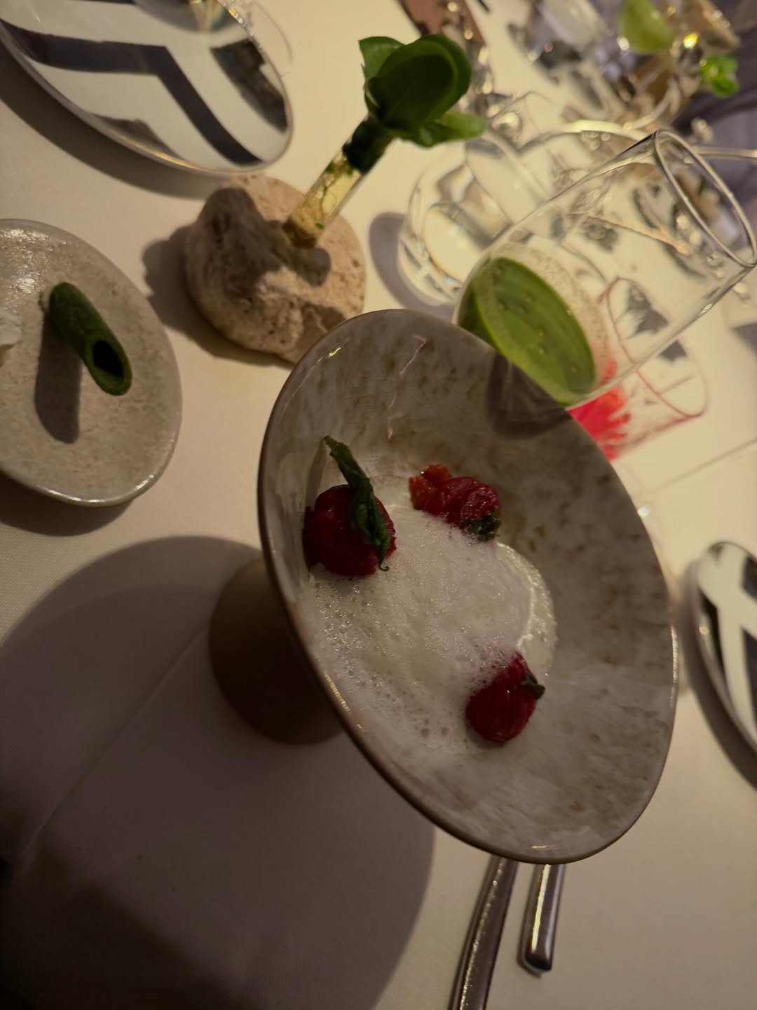 신민아♥김우빈, 신혼여행 드디어 공개됐다…행복 최고치