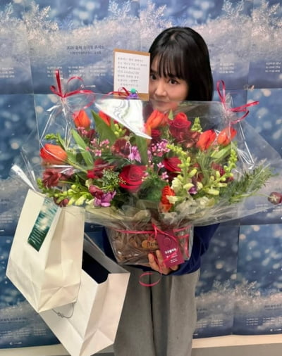 카리나, 윤하에 명품 선물 와르르…일면식 없나 "부끄러워서 인사 생략"