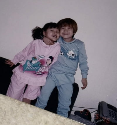 故문빈, 동생 목 꼬옥 끌어안고…절친 신비 "티격태격 하던 거 생각나"