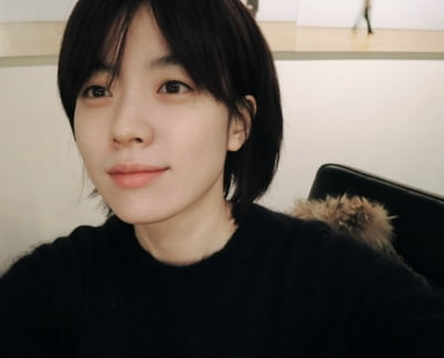 한효주, 판도라 상자 열었다…10년 전 사진, 송혜교가 앉아 있어