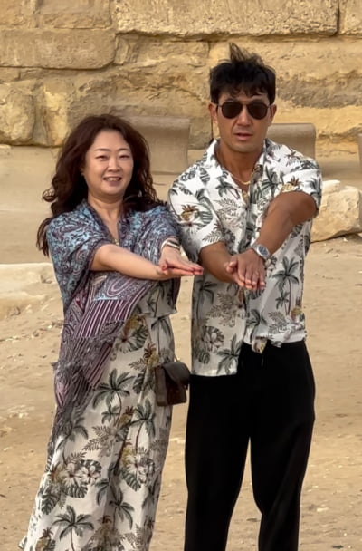 '3번째 결혼' 22기 정숙, ♥CEO와 신혼여행…피라미드 앞에서 꽁냥거리기