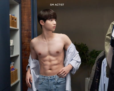 SM 소속 20대 남배우, 파격 노출 후 초콜릿 복근 자랑…고등학생 역할 출중히 소화 ('스프링')