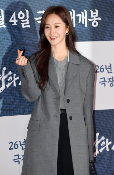 권유리, 흑진주 극장 나들이[TEN포토+]