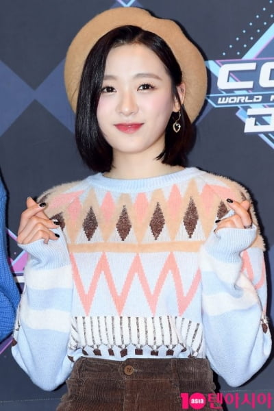 에이프릴 출신 이진솔, '왕따 의혹' 딛고 새출발