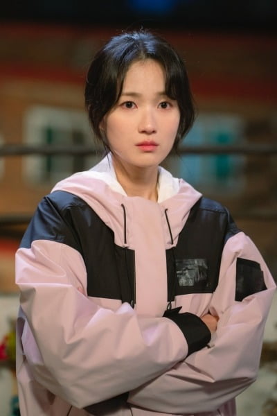 변우석과 ♥핑크빛 2년 만에…2%대 최저 시청률 찍은 김혜윤, 로몬과 반등 노린다 ('오인간')