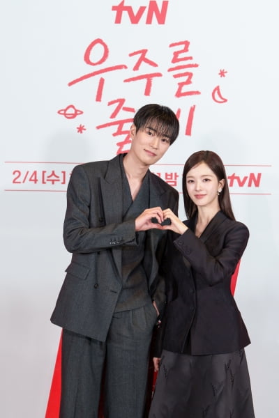 BL 찍고 인생역전…중소돌 데뷔 10년 만에 노정의와 ♥핑크빛 "자신감 넣어줘" ('우주를')