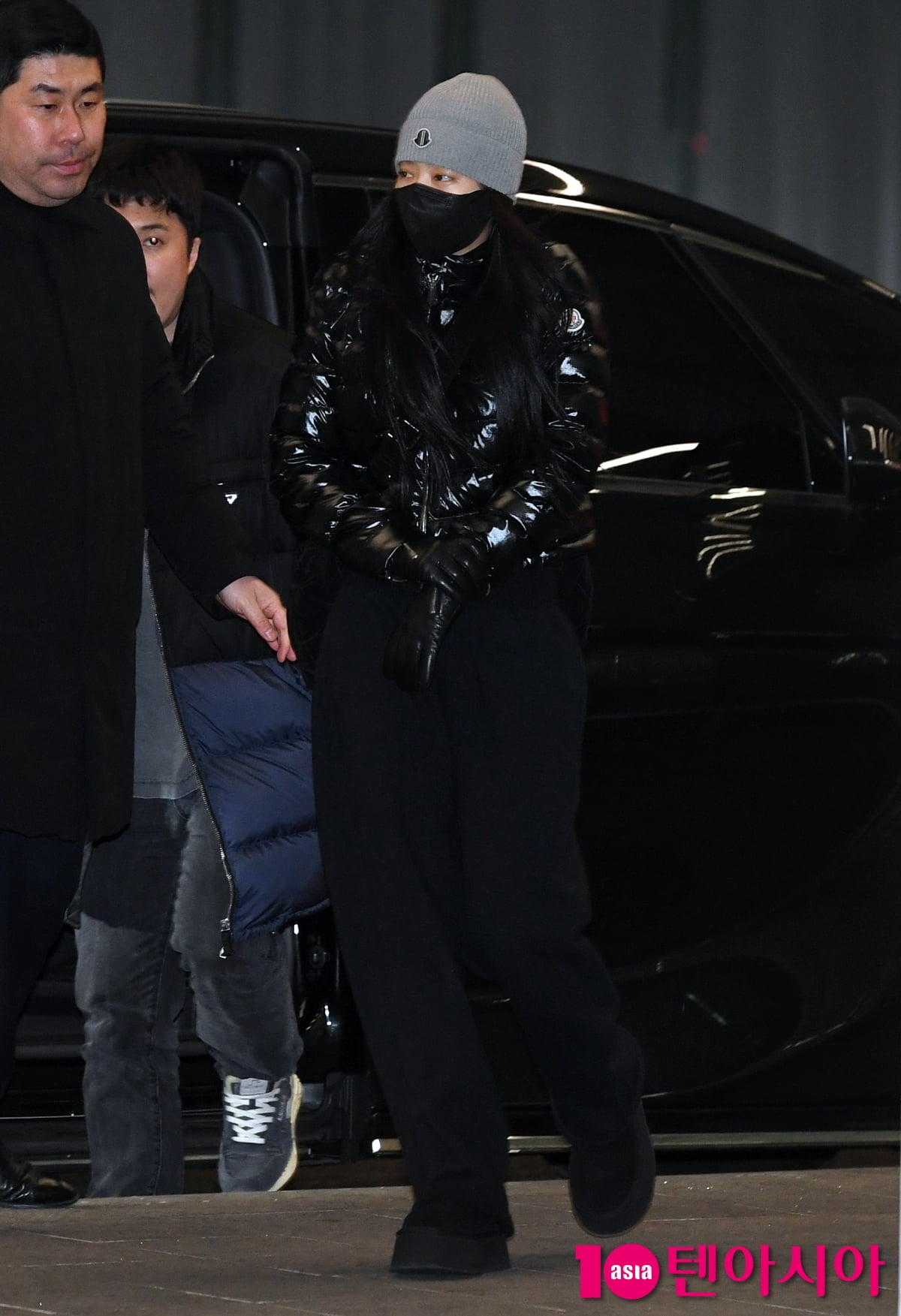 제니, 비니로 멋낸 공항패션...많이 아퍼요[TEN포토+]