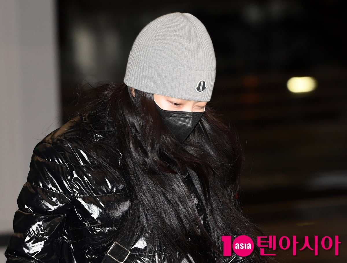 제니, 비니로 멋낸 공항패션...많이 아퍼요[TEN포토+]