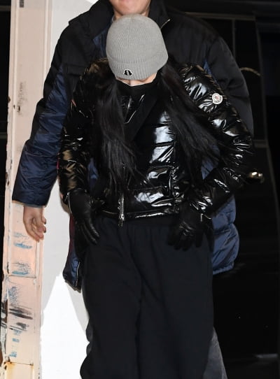 제니, 비니로 멋낸 공항패션...많이 아퍼요[TEN포토+]