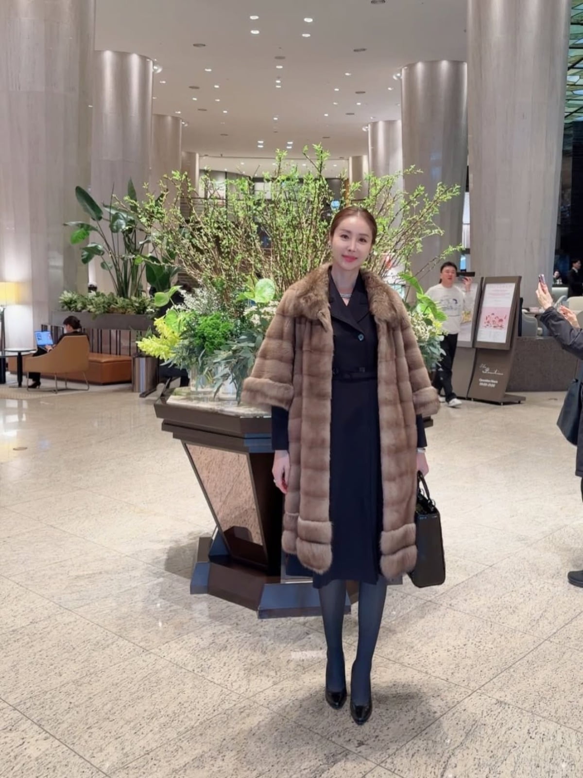 한다감, 친정집 규모만 '1000평'이라더니…호텔 로비서 '재벌가 사모님' 포스