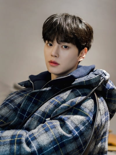 '얼굴천재' 송강, 군백기 무색한 비주얼…군기 쏙 빠진 부드러운 카리스마