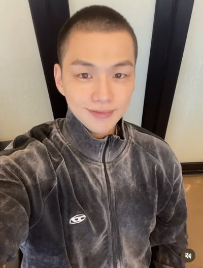 강다니엘, 밤톨머리로 깎았네…프로듀스 101 때 얼굴이 보여