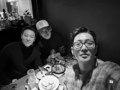 ハ・ジョンウ、親友たちとサハでのひととき