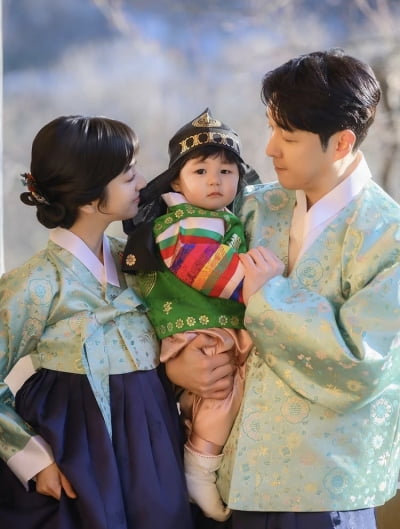 Shin Hyung-tak and Saya Celebrate Son Haru's First Birthday with Heartfelt Ceremony