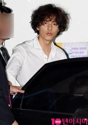 "모자 안에 얼굴이 있나?" 한지민·한효주, 원빈 실물 목격..'소멸 직전'