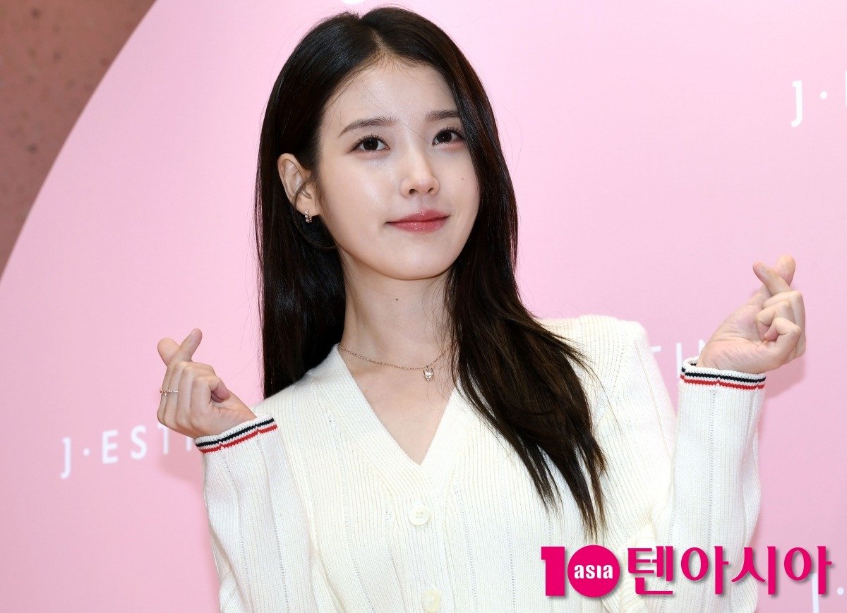 '이종석♥' 아이유, 역대급 기록 세웠다…'Bleuming' 뮤직비디오 조회수 2억회 달성