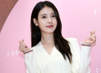 '이종석♥' 아이유, 역대급 기록 세웠다…'Bleuming' 뮤직비디오 조회수 2억회 달성