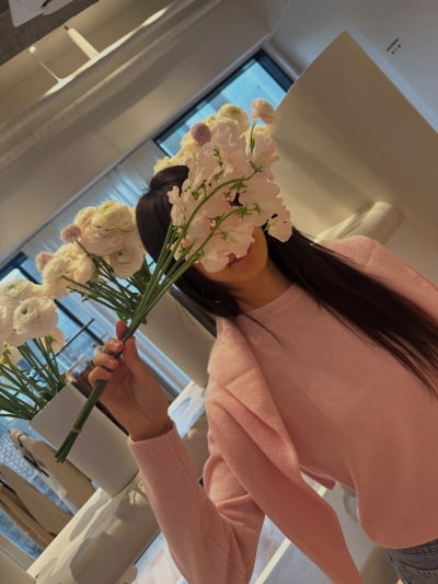 '23살에 사업가와 ♥결혼' 이요원, 애 셋맘 도저히 안 믿겨…꽃다발 든 '핑크 여신' 근황