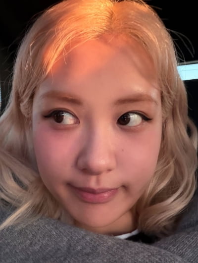 '볼빵빵'블핑 로제, 전날 라면 먹고 잤나…'세계 미녀 1위'의 6억짜리 초근접 셀카