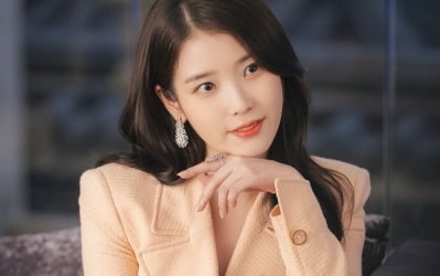 아이유, 뷰티 업계 대표됐다…최우수기업가상 수상→♥변우석과 계약 결혼까지 ('대군부인')