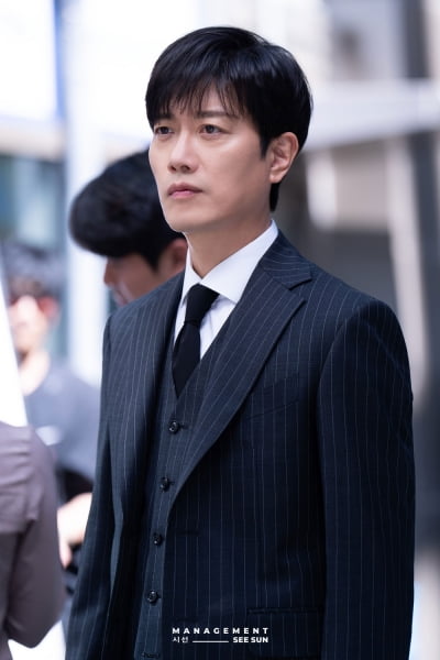 55세에 '180cm 70kg' 슬렌더 몸매 유지 중이라는 남배우…독보적인 슈트핏 자랑 ('이한영')