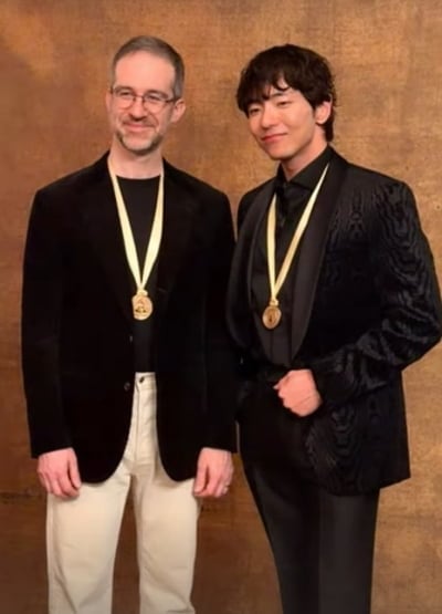 토니상 6관왕 '어쩌면 해피엔딩'도 그래미 어워즈 불발…귀여운 메달만 '겟'