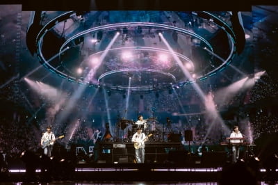 데이식스, 쿠알라룸푸르 관객도 매료…"어둠 찾아와도 항상 함께"