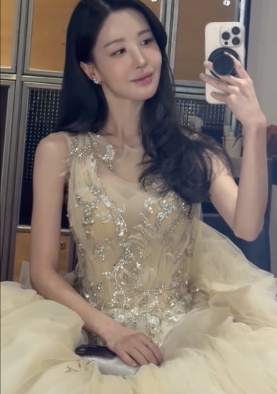 '류시원 ♥아내' 이아영, 딸도 아버지도 연예인 비주얼…돌잔치 드레스 자태 공개