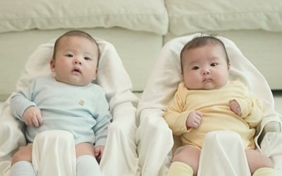 유명 개그맨 부부, 생후 100일 쌍둥이 공개했다…4등신 비율에 또렷한 이목구비, 김종민도 '심쿵' ('슈돌')