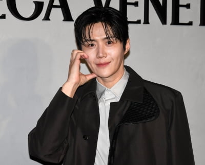 김선호, 탈세 논란 후 행보는 또 연극 무대…프레스콜은 스킵 [TEN스타필드]