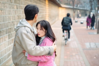 2%대 시청률 찍고 있다는 김혜윤 주연작, 끝내 반등 노린다…로몬과 묘한 ♥핑크빛 ('오인간')