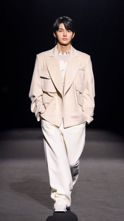 엠넷 조작 논란 딛고 데뷔한 유명 아이돌, 8년 차에 패션모델 발탁…올라운더 면모 입증