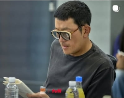 물안경 착용한 줄…하정우, ♥인플루언서와 9년 만나더니 추구미 닮아버렸네