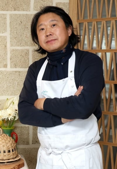 '흑백2' 김성운 셰프, '장발 스타일' 콘셉트인가 했는데…"새 미용실 못 찾아"[인터뷰①]