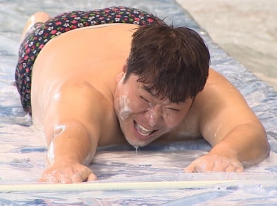 40대 유명 연예인, 24년 만에 상반신 전라 노출…충격적인 광경에 제작진 넋 상실 ('1박2일')