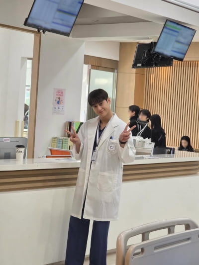 '2년 공백' 김범, 수술복 입고 전한 근황…'진짜 의사인 줄'