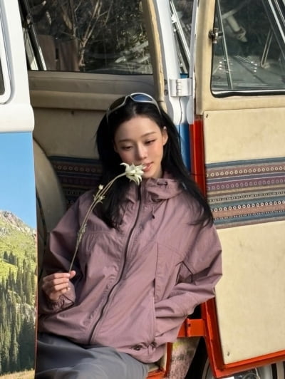 '정국과 열애설' 윈터, 흰 꽃 들고 전한 근황…의혹에도 아름다운 미모