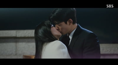 "기억 지우지 마" 로몬, 김혜윤 입술 뺏었다…남산서 특별한 첫 키스 ('오인간') [종합]