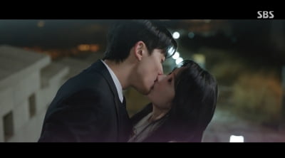 로몬, 김혜윤에 "내 기억 지우지 마" 기습 키스 엔딩…남산서 확인한 진심 ('오인간')