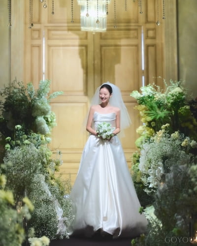 '혼전임신' 김지영, 본식서 결국 배 가렸다…부케로 사수한 'D라인' 눈길