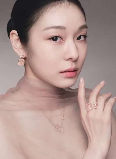 김연아 '♥5살 연하남' 사로잡은 '퀸'의 미모…고전적 우아함에 빈티지 무드까지