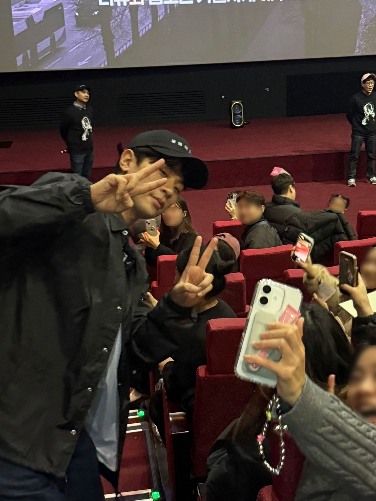 셀카 찍는 박정민 실존…'휴민트', 무대인사 매진 행렬