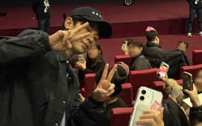 셀카 찍는 박정민 실존…'휴민트', 무대인사 매진 행렬