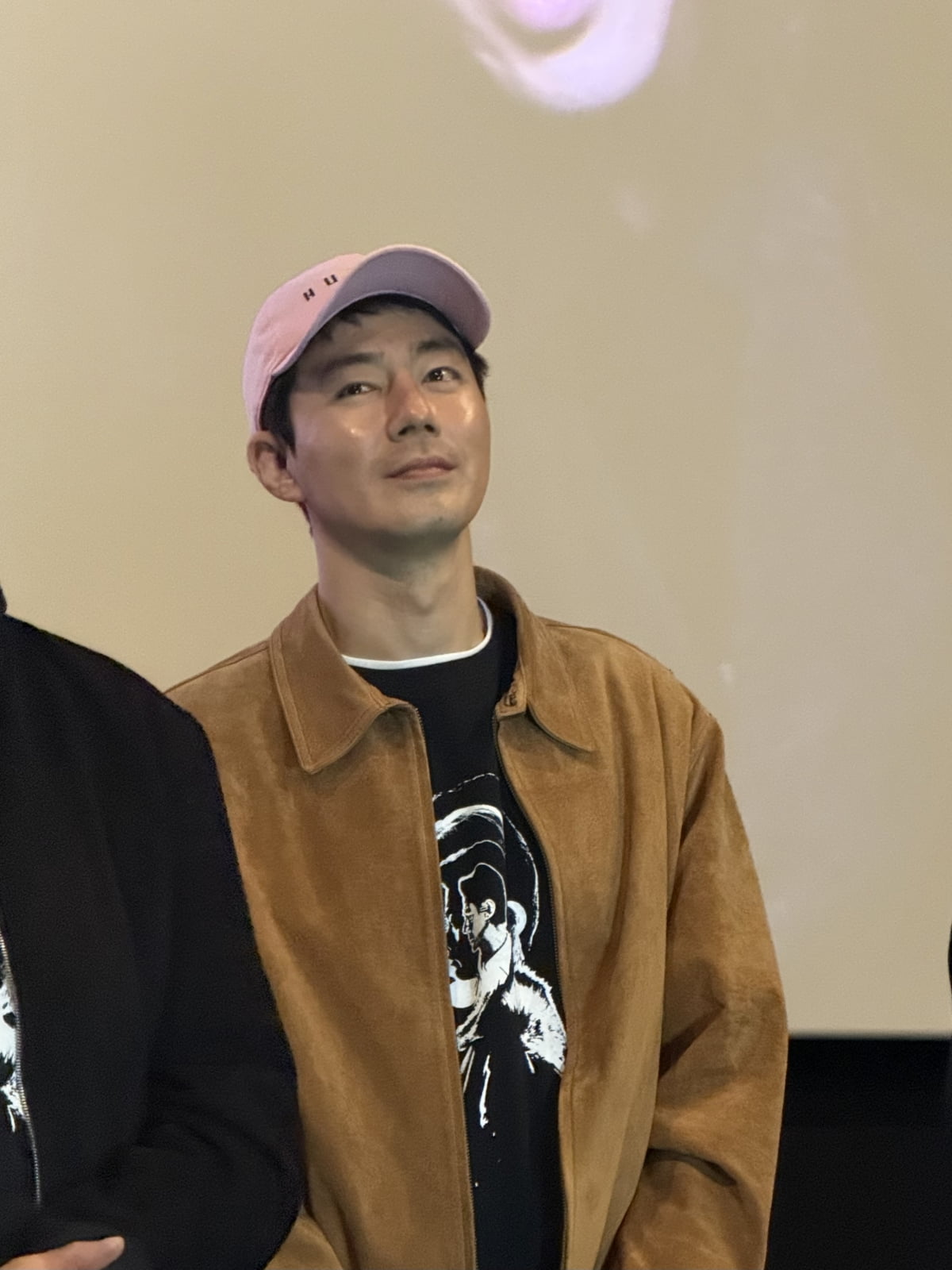 셀카 찍는 박정민 실존…'휴민트', 무대인사 매진 행렬