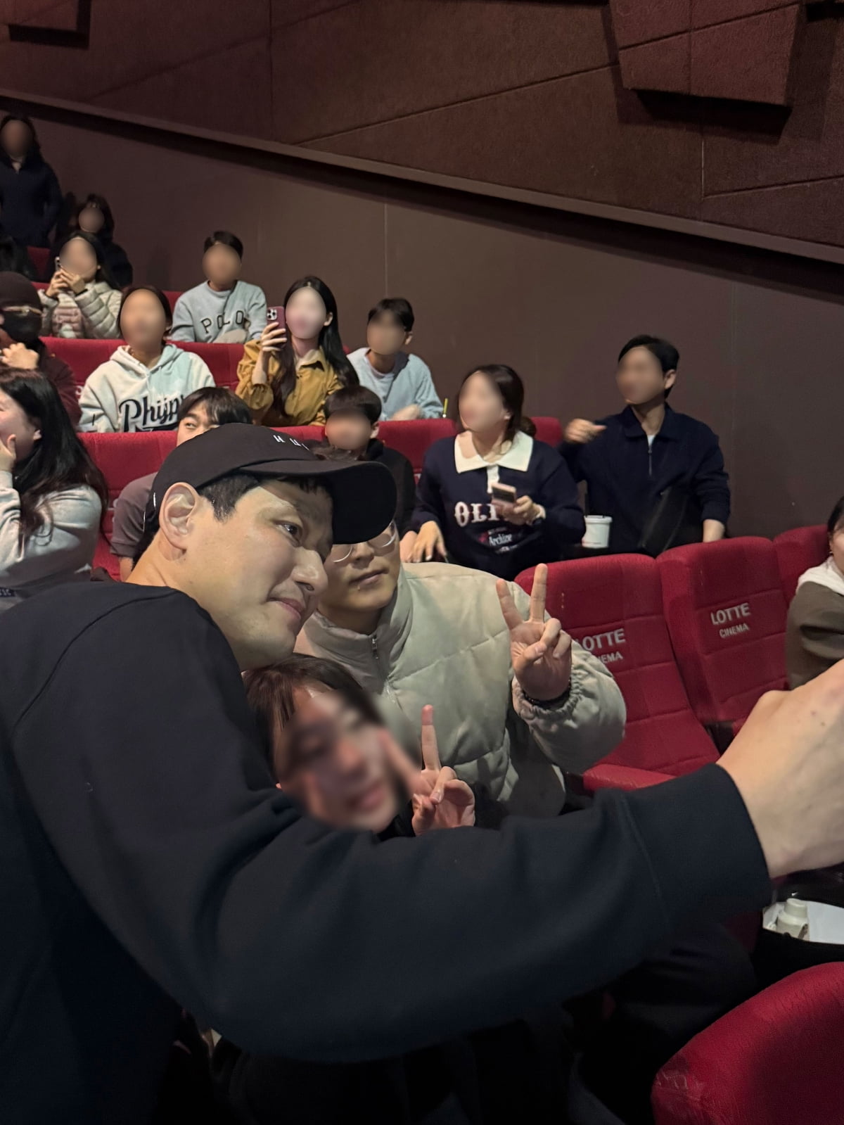 셀카 찍는 박정민 실존…'휴민트', 무대인사 매진 행렬